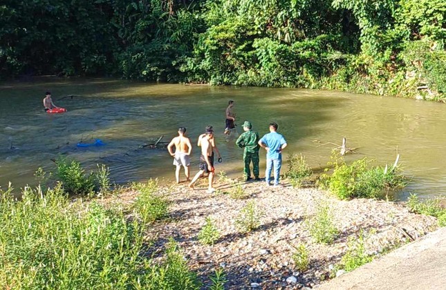 Hàng trăm người tìm kiếm nam sinh mất tích bí ẩn khi đi tắm suối- Ảnh 1.