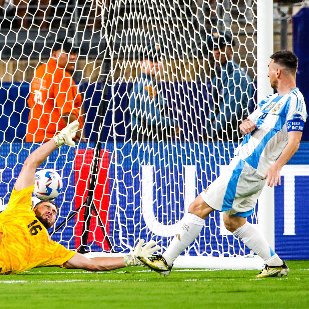 Historic moment: 2 boys were bathed and photographed by Messi in 2007 defeating France in the Euro 2024 semi-finals - Photo 1.