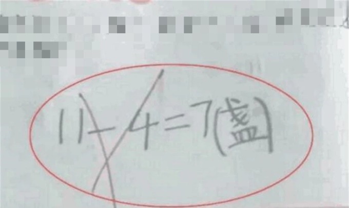 Con làm phép tính "11 - 4 = 7" bị cô giáo gạch đỏ, bố tưởng cô giáo chấm sai, bức xúc tới chất vấn và cái kết ngỡ ngàng- Ảnh 1.