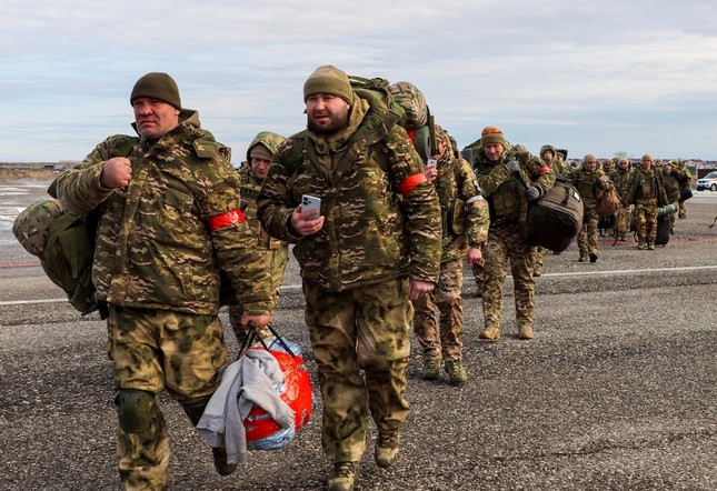 Quan chức NATO: Nga thiếu đạn dược, quân đội cho cuộc tấn công lớn vào Ukraine- Ảnh 1.