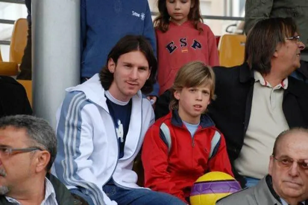 Historic moment: 2 boys were bathed and photographed by Messi in 2007, defeating France in the Euro 2024 semi-finals - Photo 3.