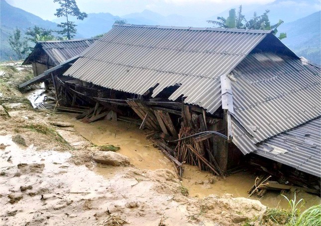 Hà Giang mưa sầm sập từ đêm tới sáng, bùn đất vùi lấp nhà dân- Ảnh 3.