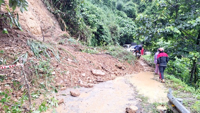 Hà Giang mưa sầm sập từ đêm tới sáng, bùn đất vùi lấp nhà dân- Ảnh 4.