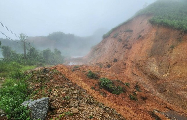 Hà Giang mưa sầm sập từ đêm tới sáng, bùn đất vùi lấp nhà dân- Ảnh 2.