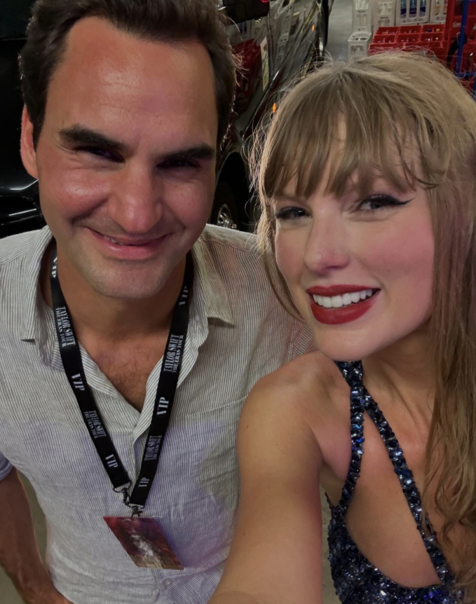 Khung hình cực đỉnh: Taylor Swift tươi rói chụp ảnh cùng huyền thoại quần vợt Roger Federer, vì sao lại có khoảnh khắc ngọt ngào này?- Ảnh 1.