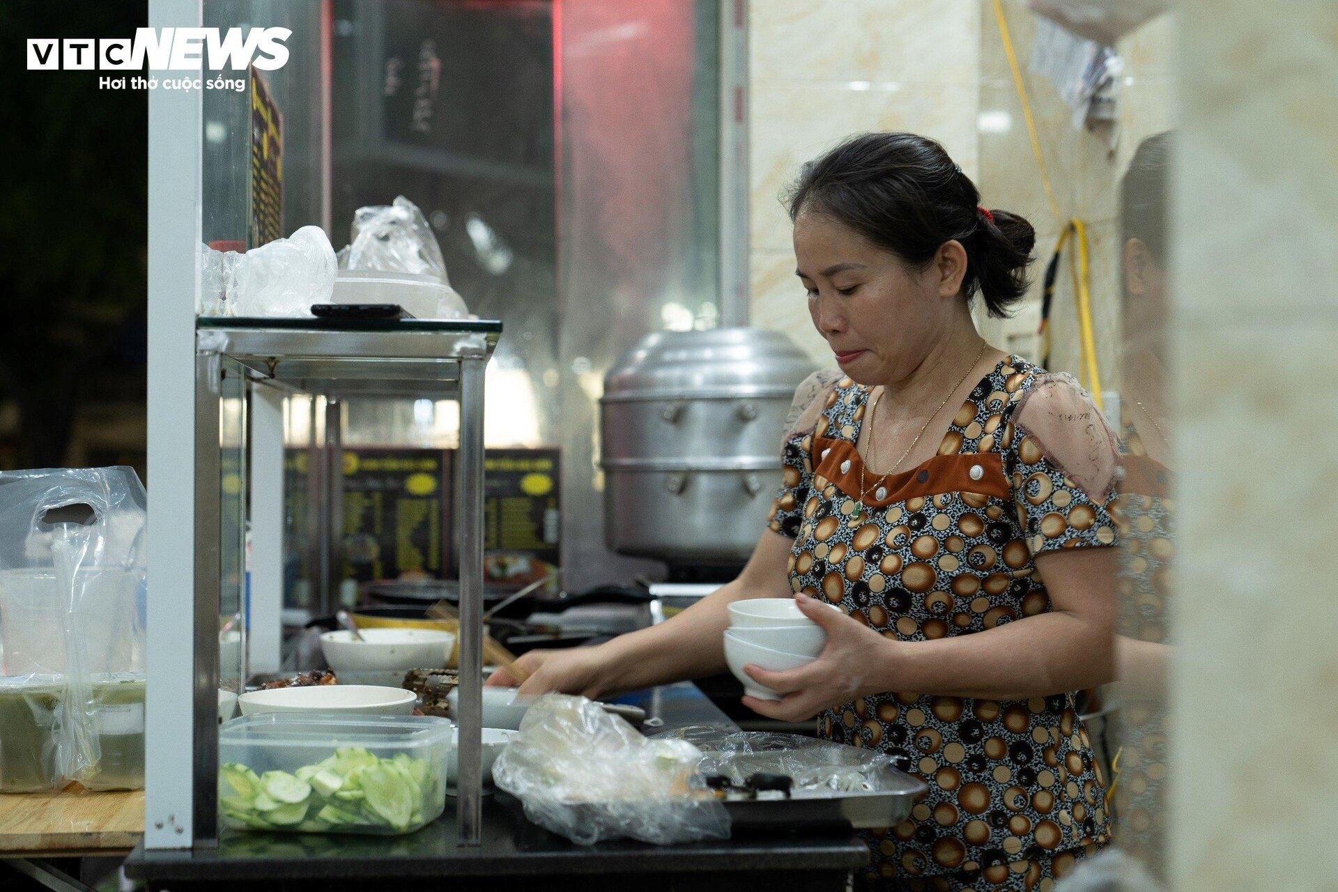 Tiệm cơm tình yêu của đôi vợ chồng "dùng chung" một quả thận- Ảnh 5.