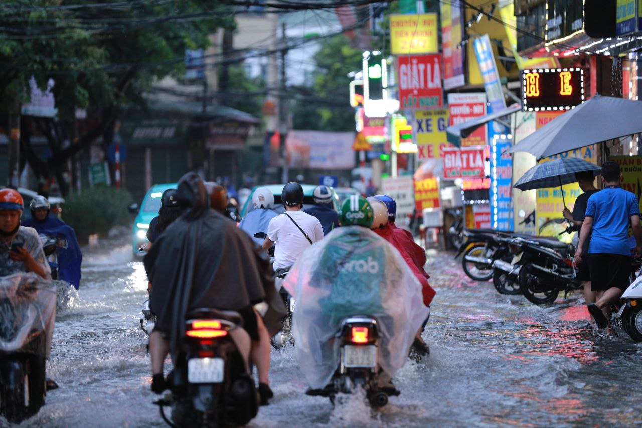 Mưa tầm tã đúng giờ tan tầm, nhiều tuyến phố Hà Nội ngập thành sông- Ảnh 1.