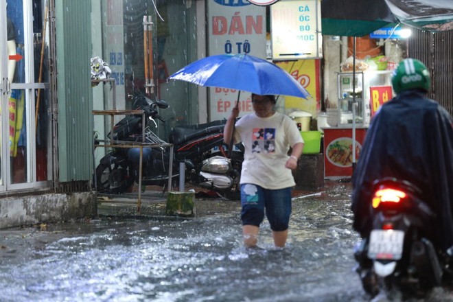 Mưa tầm tã đúng giờ tan tầm, nhiều tuyến phố Hà Nội ngập thành sông- Ảnh 9.