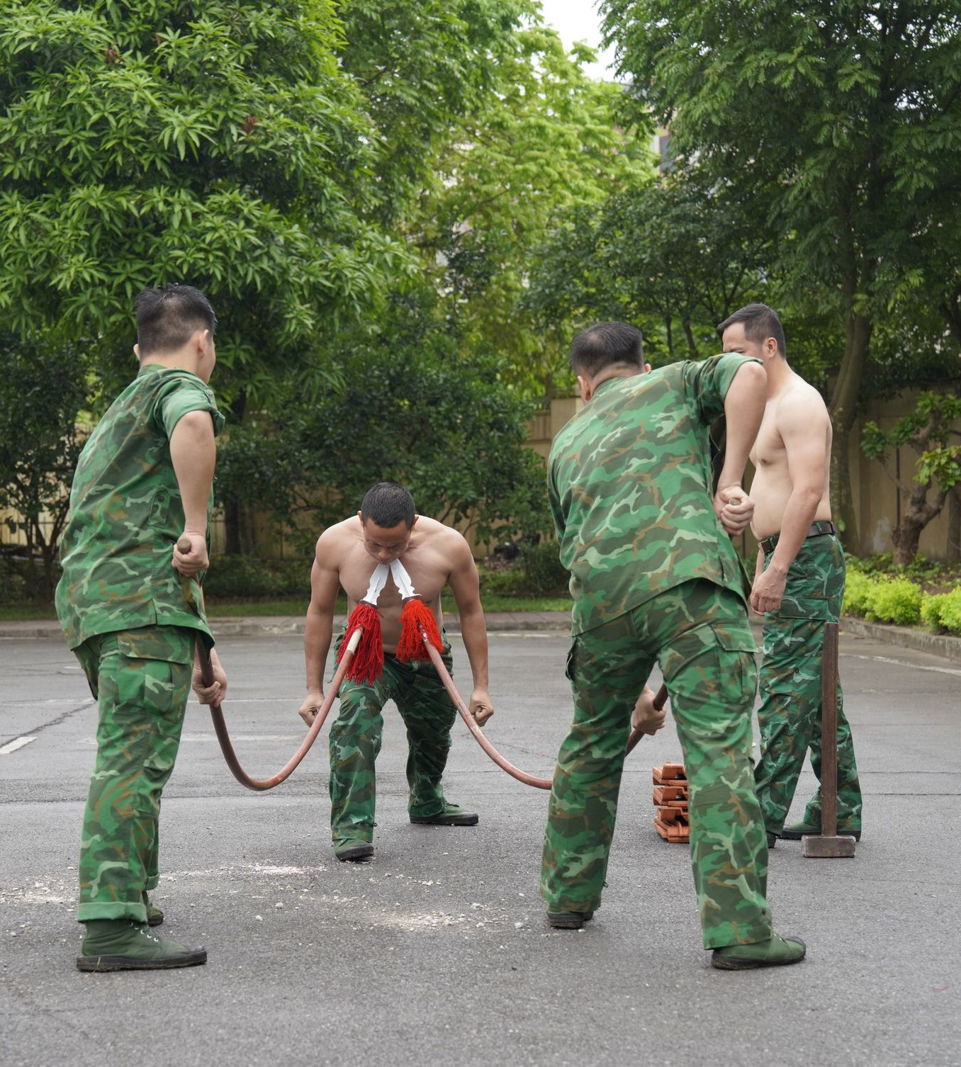 Xem bộ đội Biên phòng tay không "hạ gục" 3 người có dao kiếm- Ảnh 9.