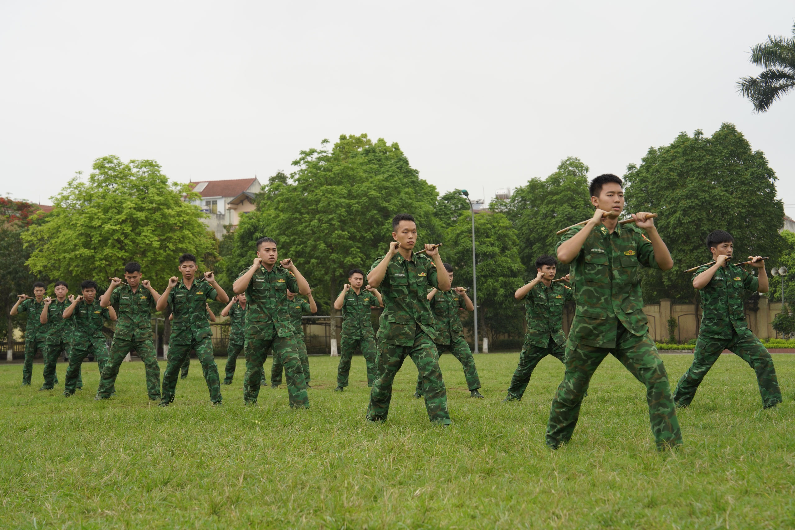 Xem bộ đội Biên phòng tay không "hạ gục" 3 người có dao kiếm- Ảnh 2.