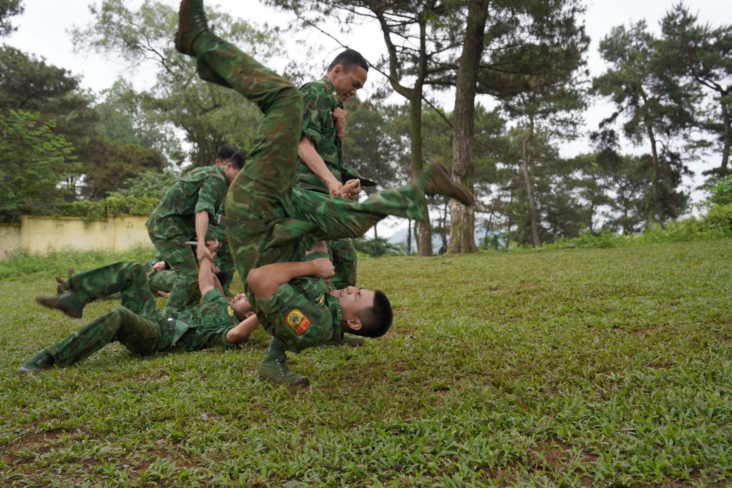 Xem bộ đội Biên phòng tay không "hạ gục" 3 người có dao kiếm- Ảnh 3.