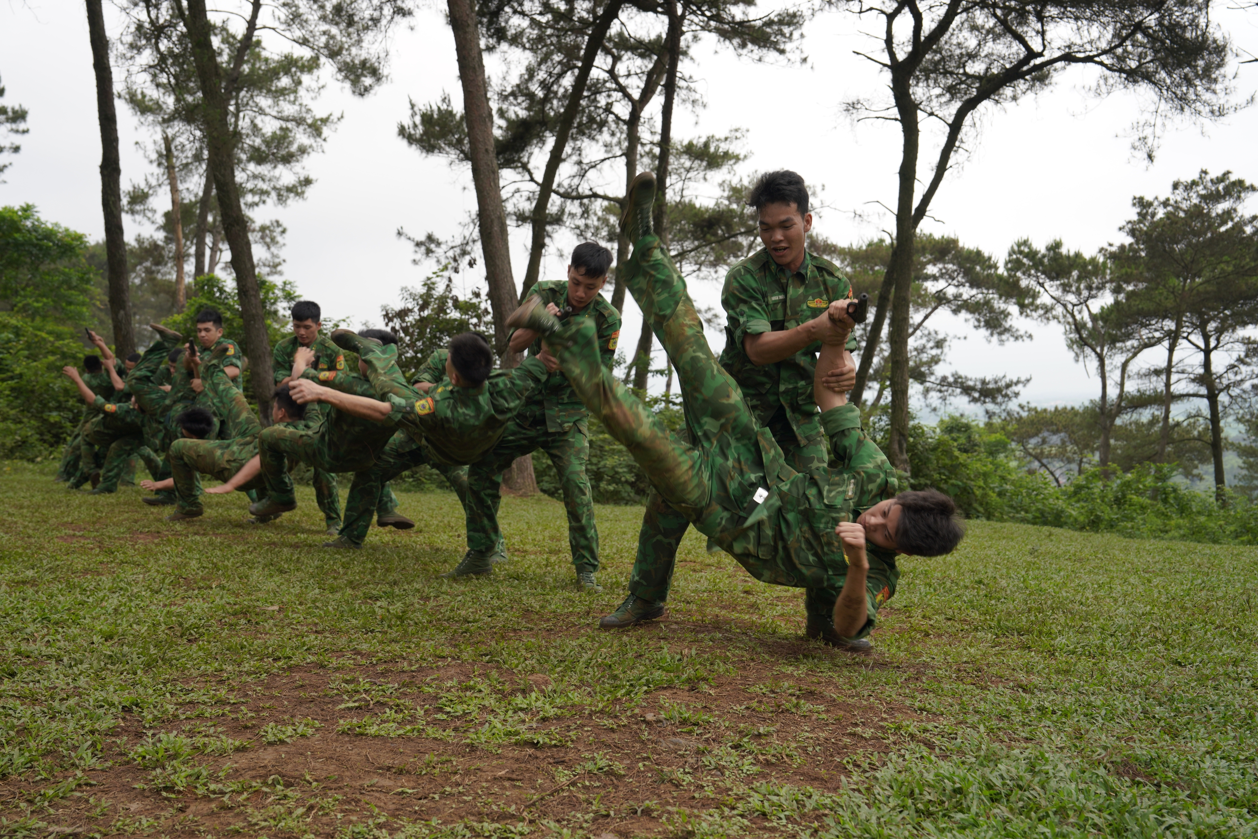 Xem bộ đội Biên phòng tay không "hạ gục" 3 người có dao kiếm- Ảnh 7.