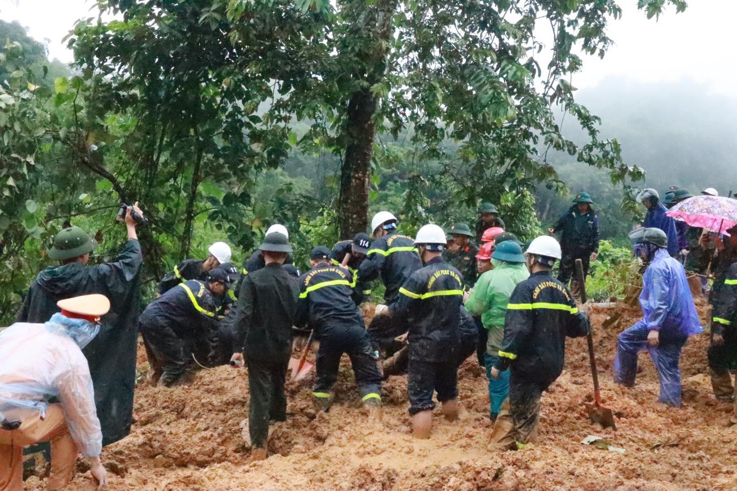 Hiện trường vụ sạt lở đất vùi lấp xe khách ở Hà Giang khiến ít nhất 7 người tử vong- Ảnh 13.