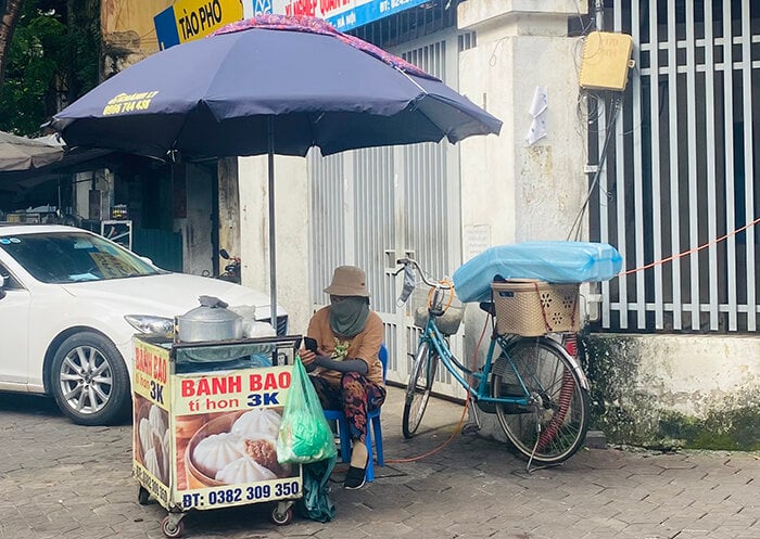 Bánh bao tí hon giá 3.000 đồng ở Hà Nội hút khách vì vừa rẻ vừa lạ- Ảnh 2.