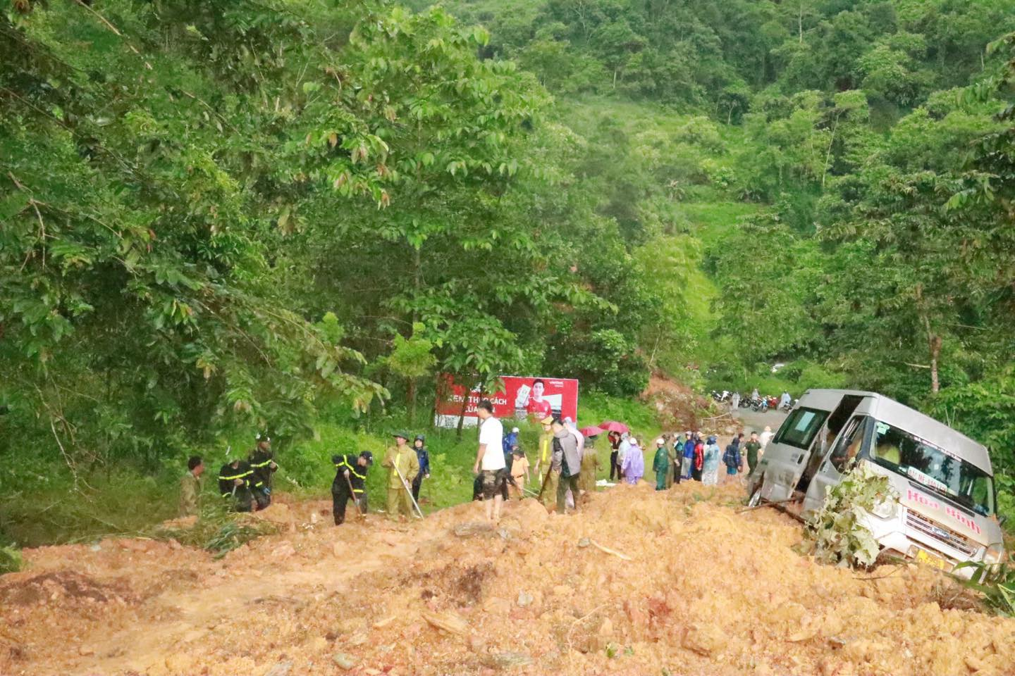 Vụ sạt lở đất vùi lấp xe khách ở Hà Giang: Đã tìm thấy 12 người, trong đó 8 người tử vong- Ảnh 2.