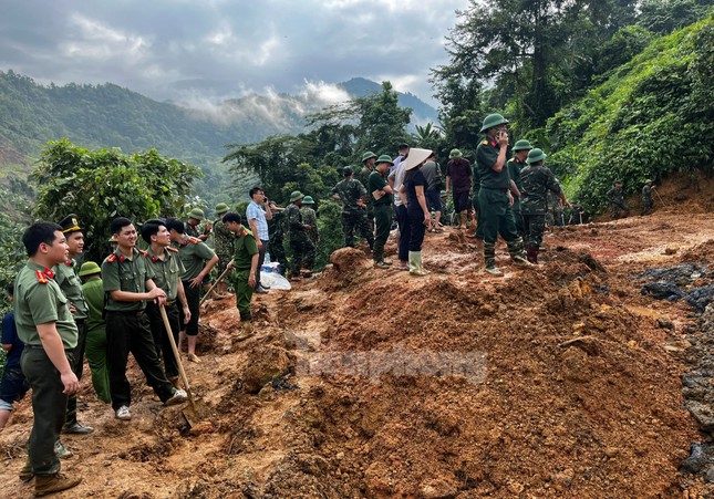 Tin mới liên quan vụ xe khách 16 chỗ bị vùi lấp ở Hà Giang- Ảnh 1.