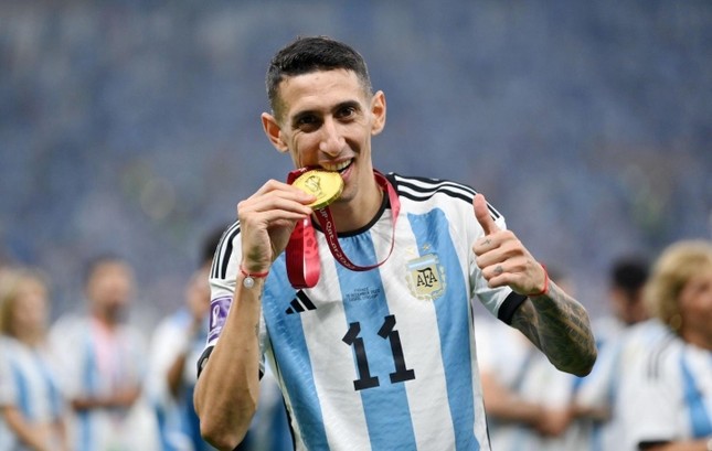 Di Maria khóc khi nhận quà tạm biệt đội tuyển Argentina từ Messi- Ảnh 3.