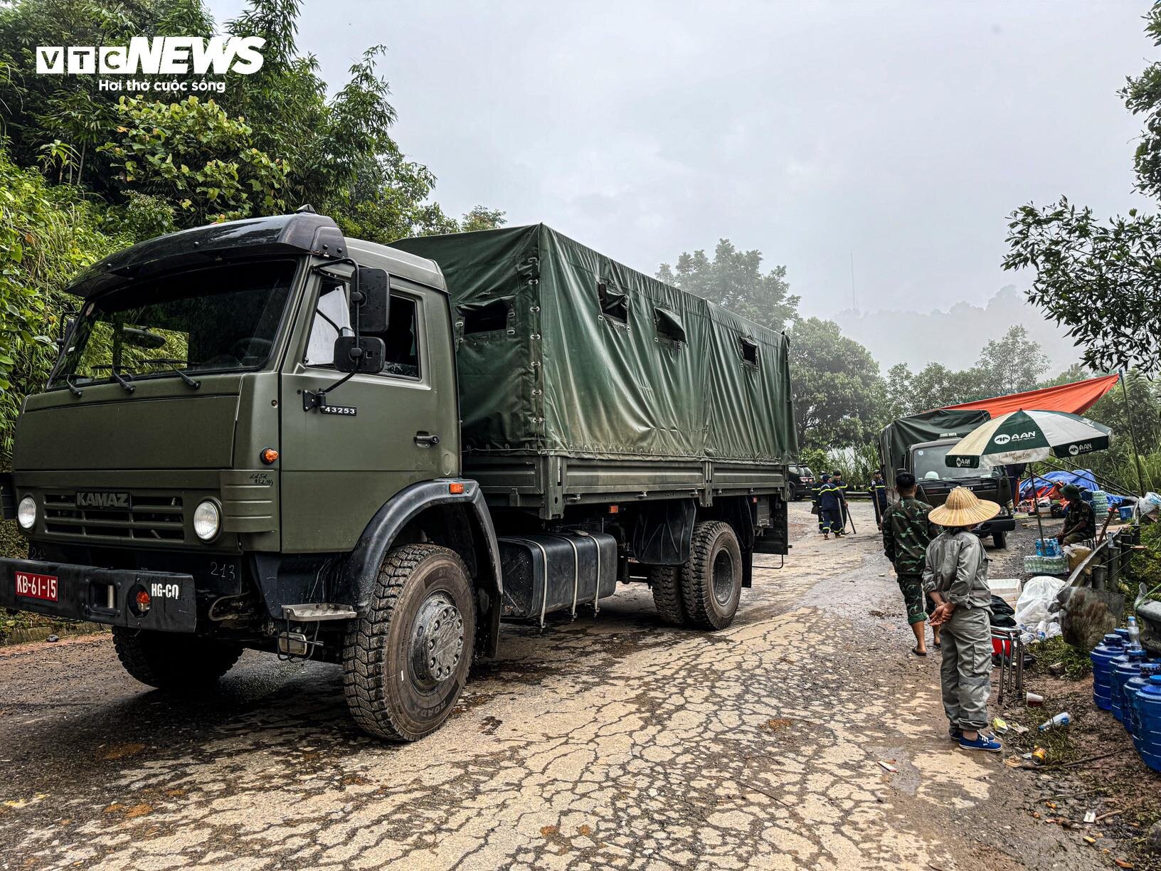 300 người dọn dẹp hiện trường vụ sạt lở ở Hà Giang, thông xe trước 12h trưa nay- Ảnh 2.