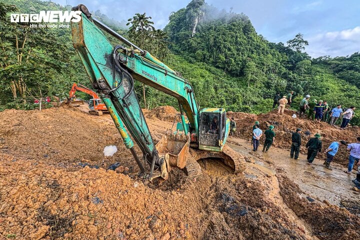 Sạt lở ở Hà Giang: Người phụ nữ thoát chết do say xe, xin xuống giữa đường- Ảnh 2.