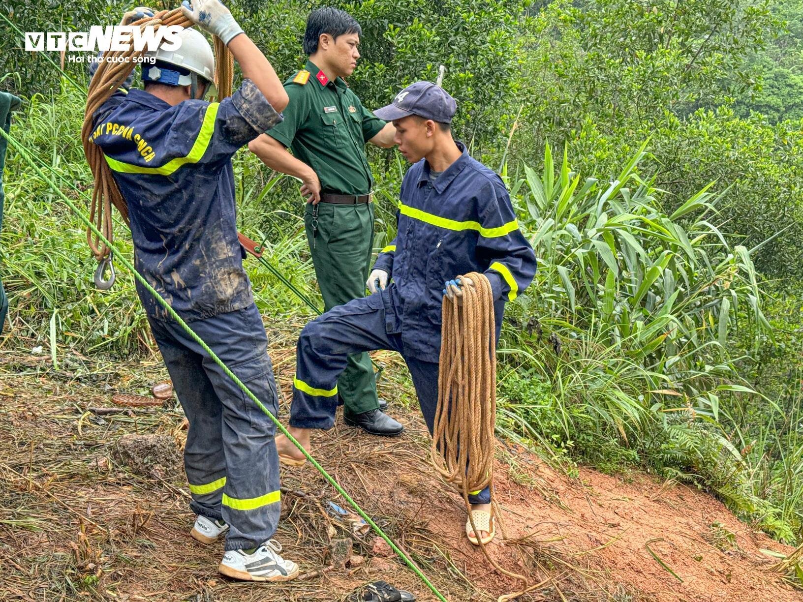 300 người dọn dẹp hiện trường vụ sạt lở ở Hà Giang, thông xe trước 12h trưa nay- Ảnh 9.