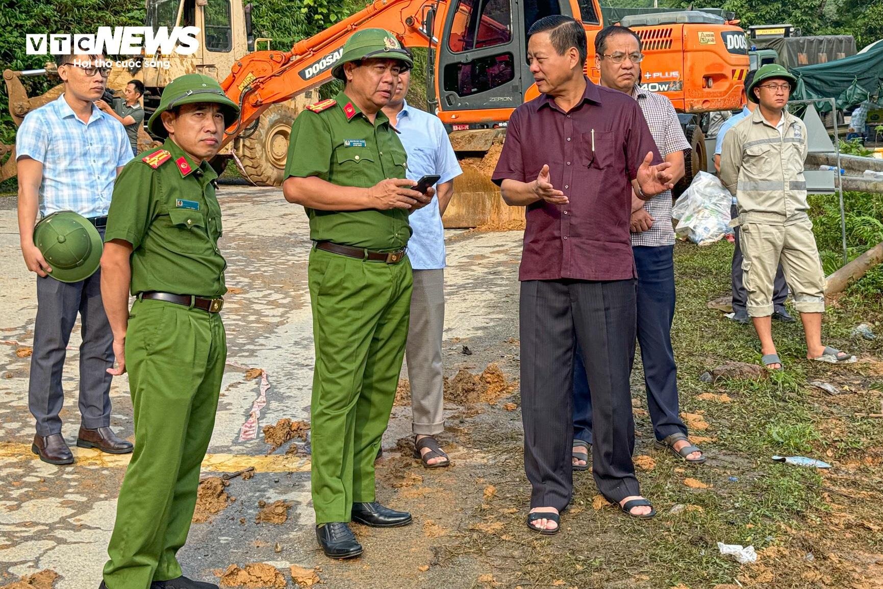 300 người dọn dẹp hiện trường vụ sạt lở ở Hà Giang, thông xe trước 12h trưa nay- Ảnh 5.