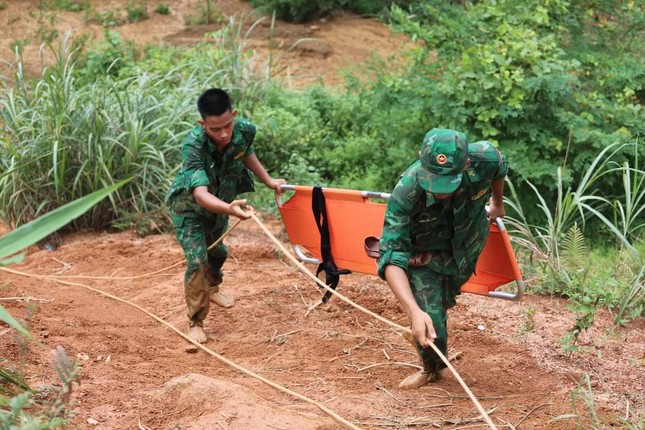 Vụ xe khách bị vùi lấp, 12 người chết: Thượng tá công an nhớ lại hơn 13 giờ 'đào đất tìm sự sống'- Ảnh 3.