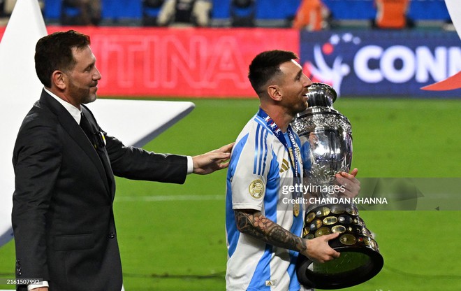 Không có trên tivi: Chùm ảnh Messi và ĐT Argentina ăn mừng cực cháy, nâng cao cúp vô địch Copa America lịch sử- Ảnh 5.