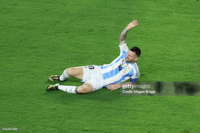 Nóng: Xót xa khoảnh khắc Messi khóc nức nở rời sân vì chấn thương ở chung kết Copa America- Ảnh 9.