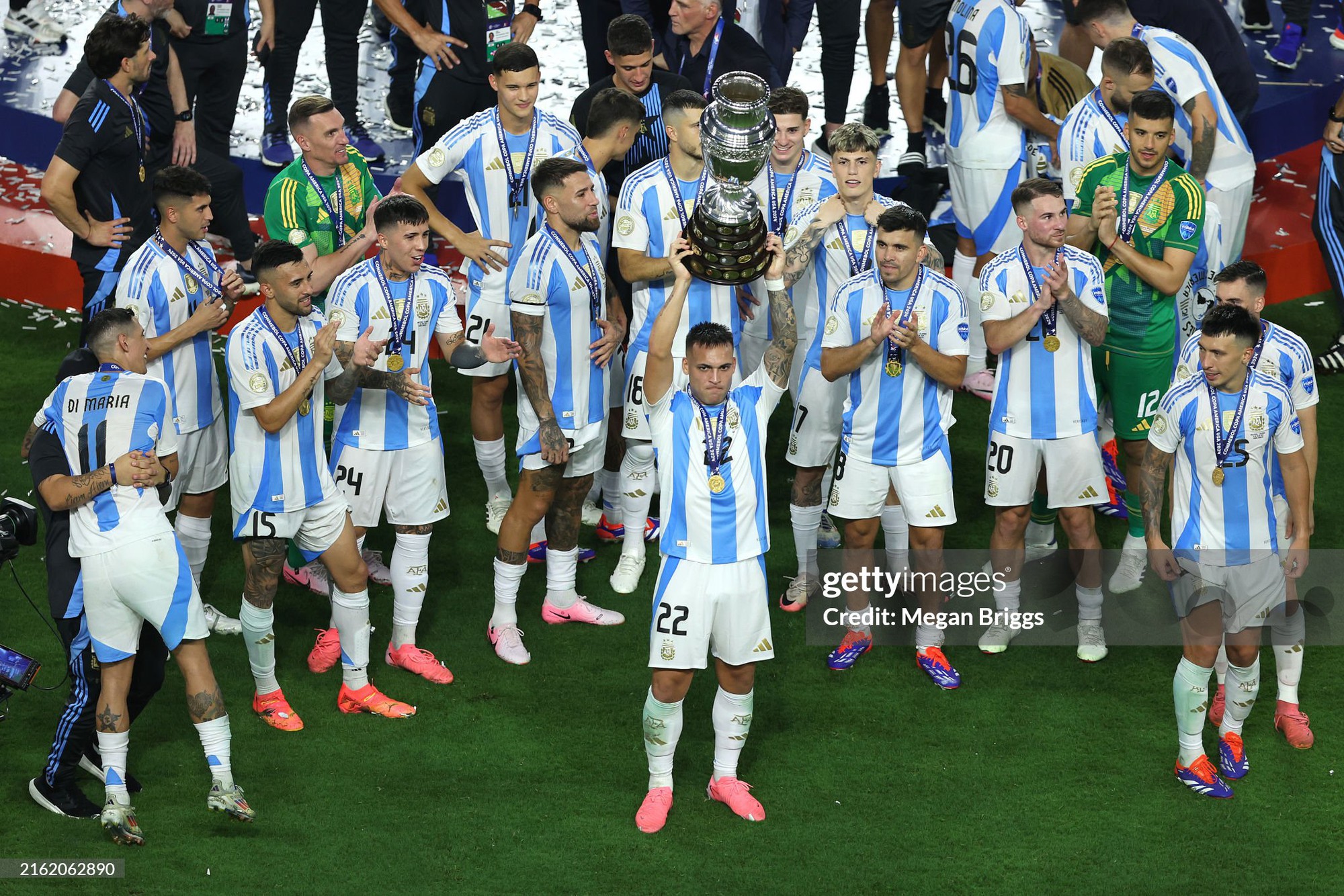 Không có trên tivi: Chùm ảnh Messi và ĐT Argentina ăn mừng cực cháy, nâng cao cúp vô địch Copa America lịch sử- Ảnh 12.