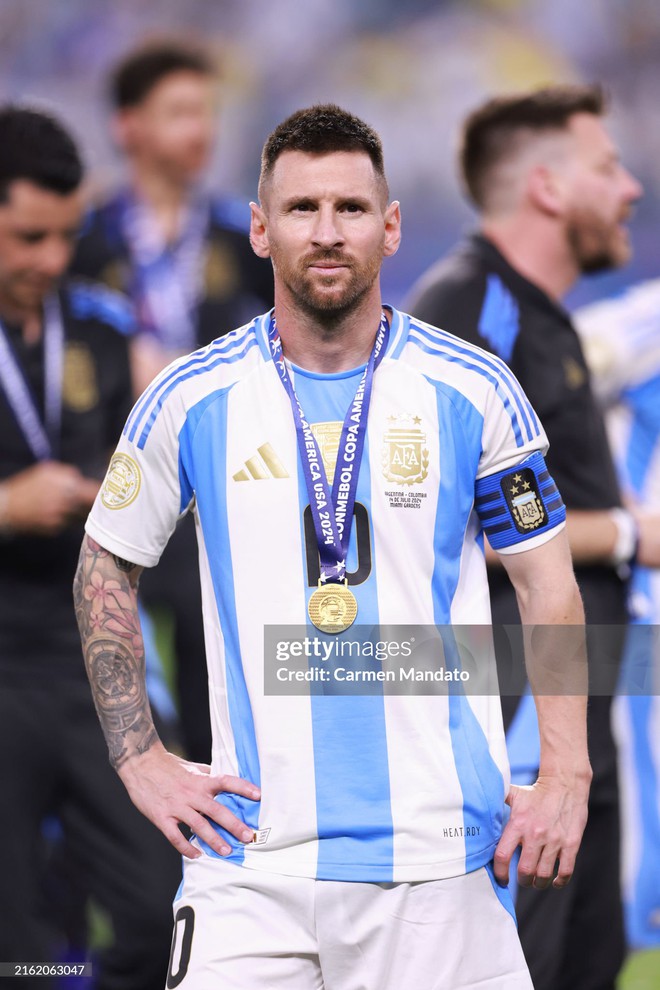 Không có trên tivi: Chùm ảnh Messi và ĐT Argentina ăn mừng cực cháy, nâng cao cúp vô địch Copa America lịch sử- Ảnh 8.