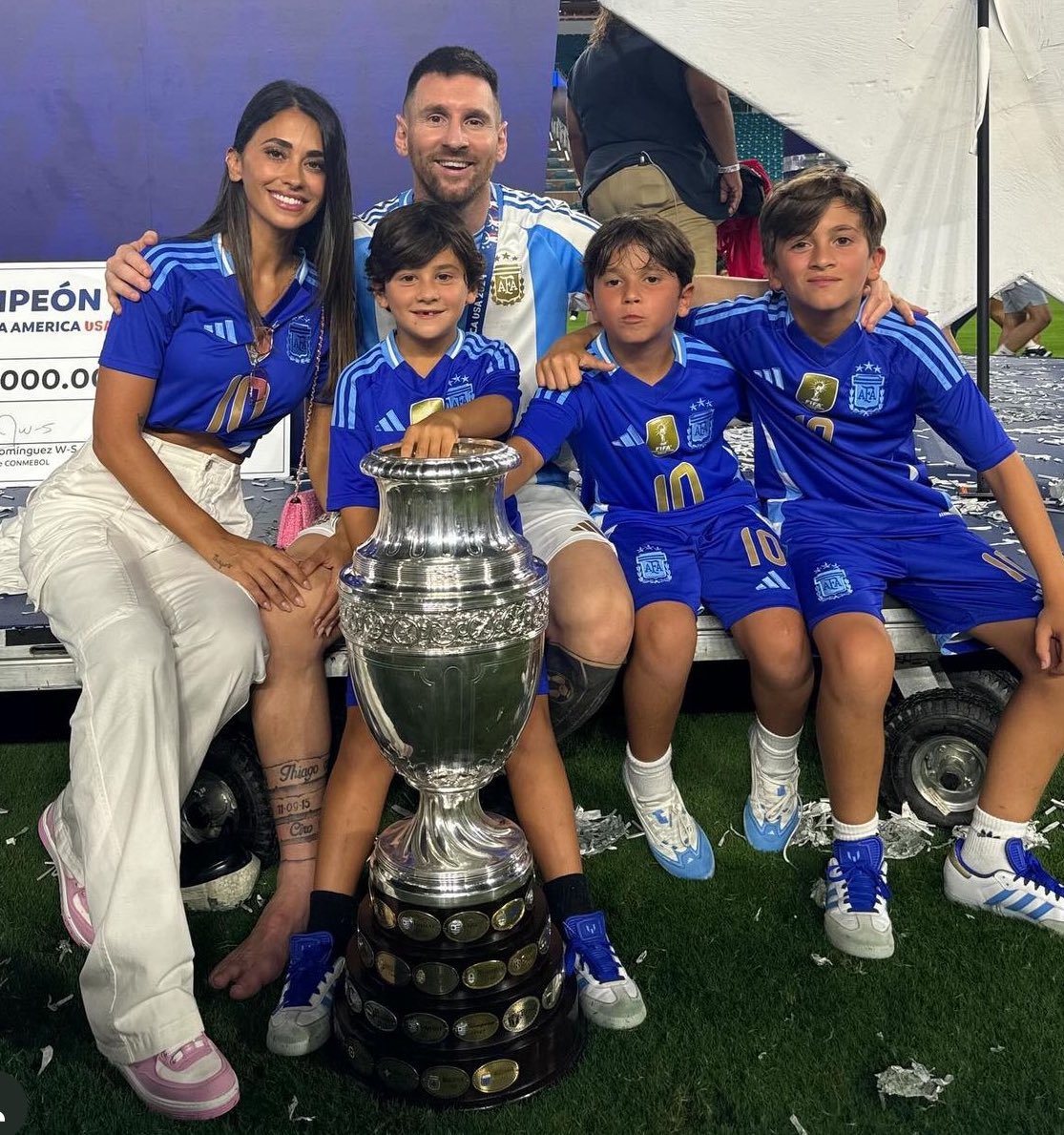 Messi khoá môi bà xã Antonella đầy ngọt ngào, cùng 3 quý tử được dàn vệ sĩ hùng hậu bảo vệ rời đi sau chức vô địch Copa America- Ảnh 3.