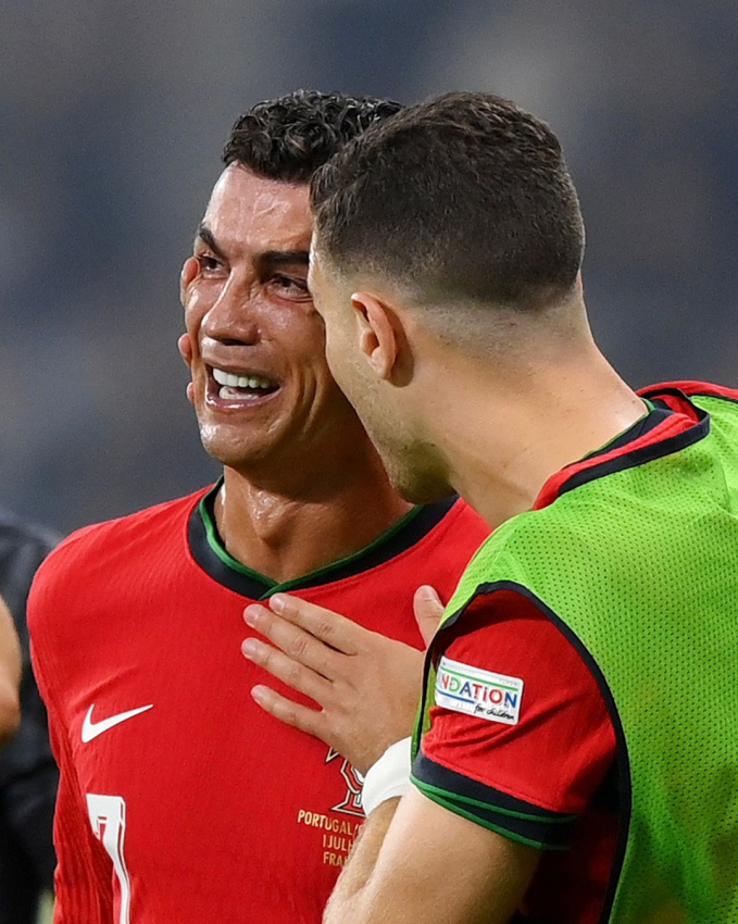 Ronaldo và Messi đều đã khóc: Giọt nước mắt ở sườn dốc sự nghiệp của những huyền thoại- Ảnh 6.