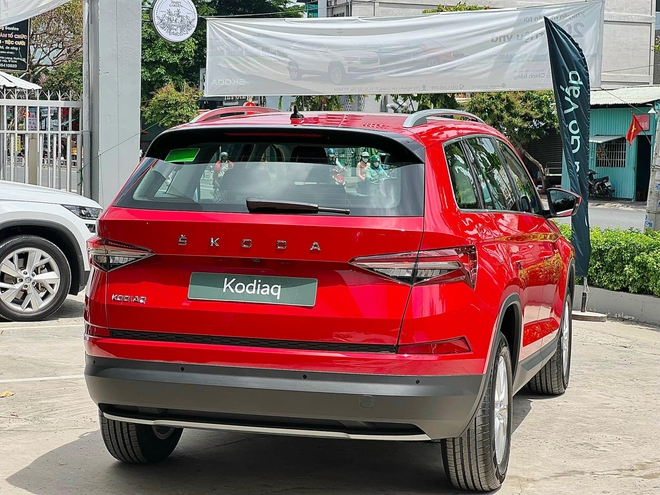 Skoda Kodiaq giảm hơn 200 triệu phí lăn bánh tại đại lý: Bản ‘base’ chưa đến 1,05 tỷ, nhiều ‘đồ chơi’ tặng kèm, cạnh tranh Santa Fe- Ảnh 3.