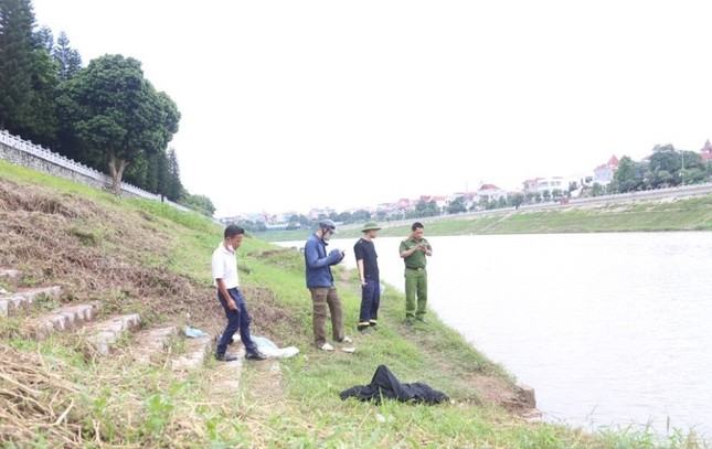 Tìm thấy thi thể người đàn ông nhảy cầu Đông Kinh rạng sáng nay- Ảnh 2.