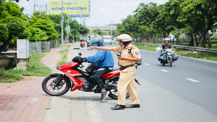 Xe máy chạy quá tốc độ quy định trên 20km/h bị phạt bao nhiêu tiền?- Ảnh 1.