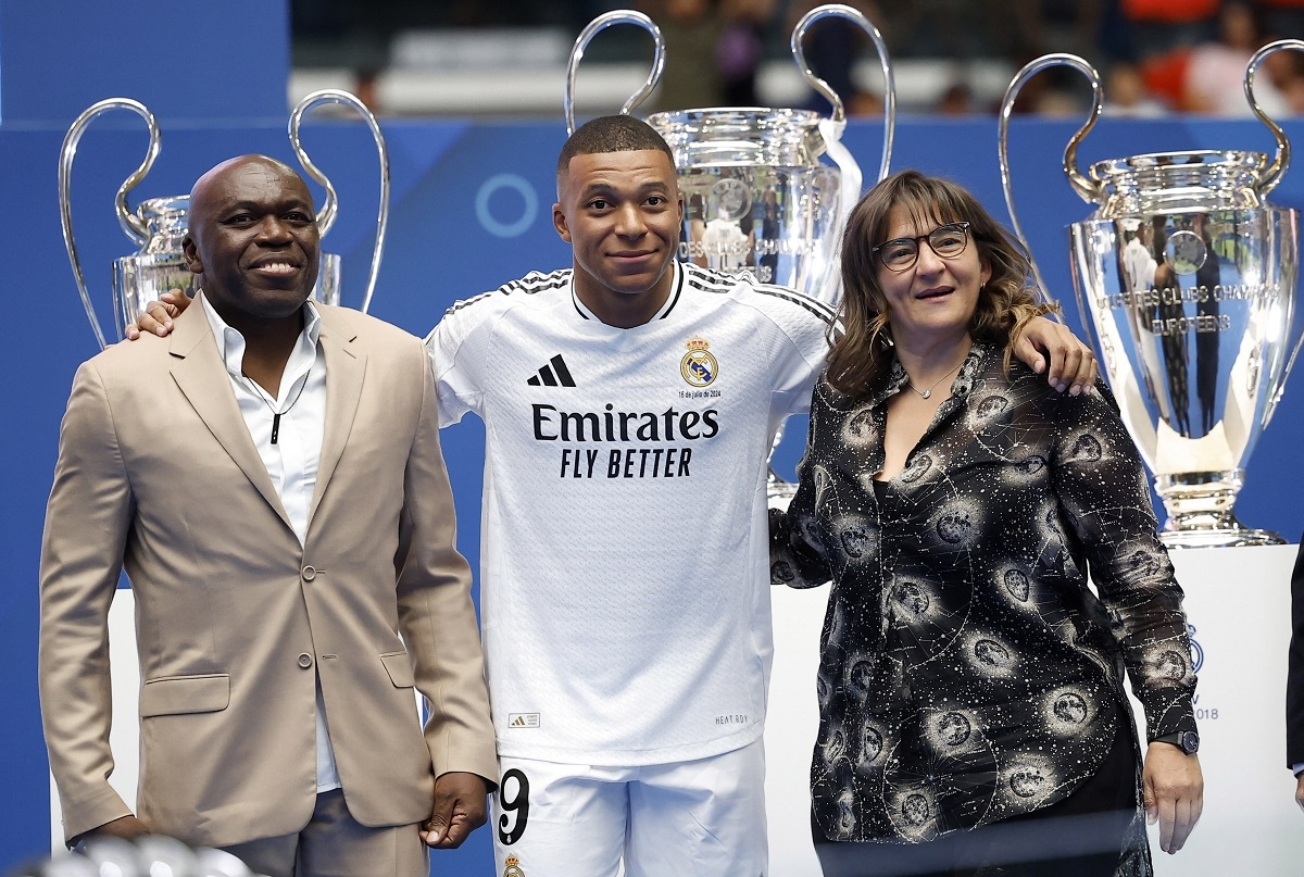 ''Biển người'' chứng kiến lễ ra mắt của Mbappe tại Real Madrid- Ảnh 7.