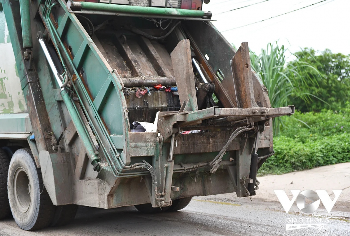 Sóc Sơn (Hà Nội): Tỉnh lộ 35, oằn mình cõng xe rác- Ảnh 18.