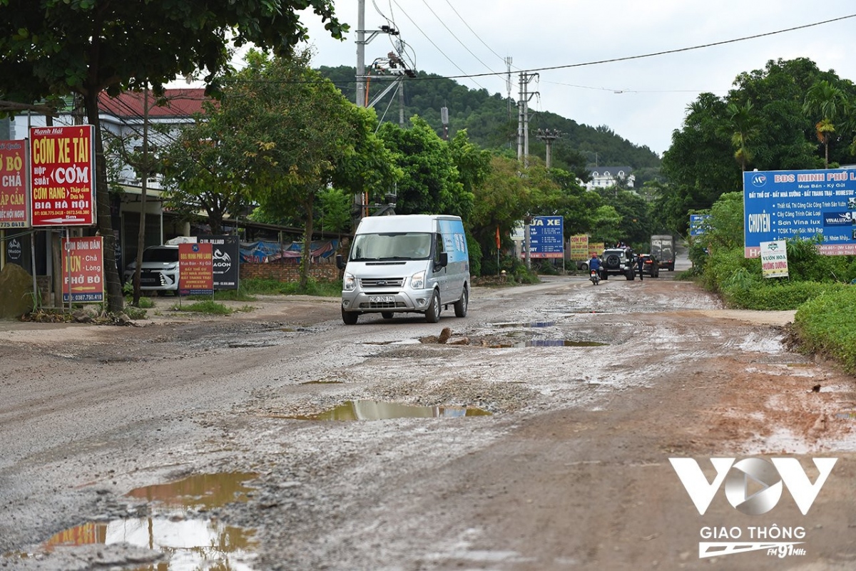 Sóc Sơn (Hà Nội): Tỉnh lộ 35, oằn mình cõng xe rác- Ảnh 1.