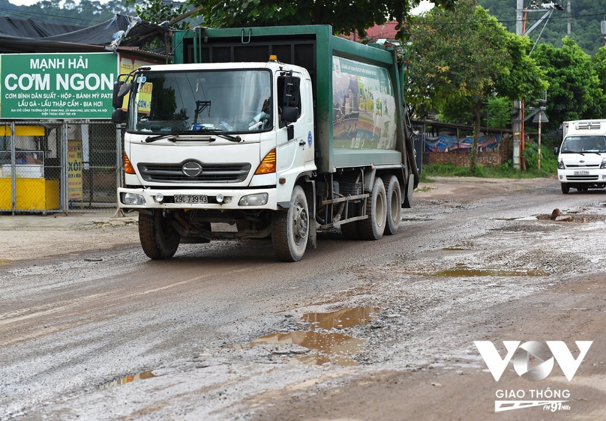 Sóc Sơn (Hà Nội): Tỉnh lộ 35, oằn mình cõng xe rác- Ảnh 17.