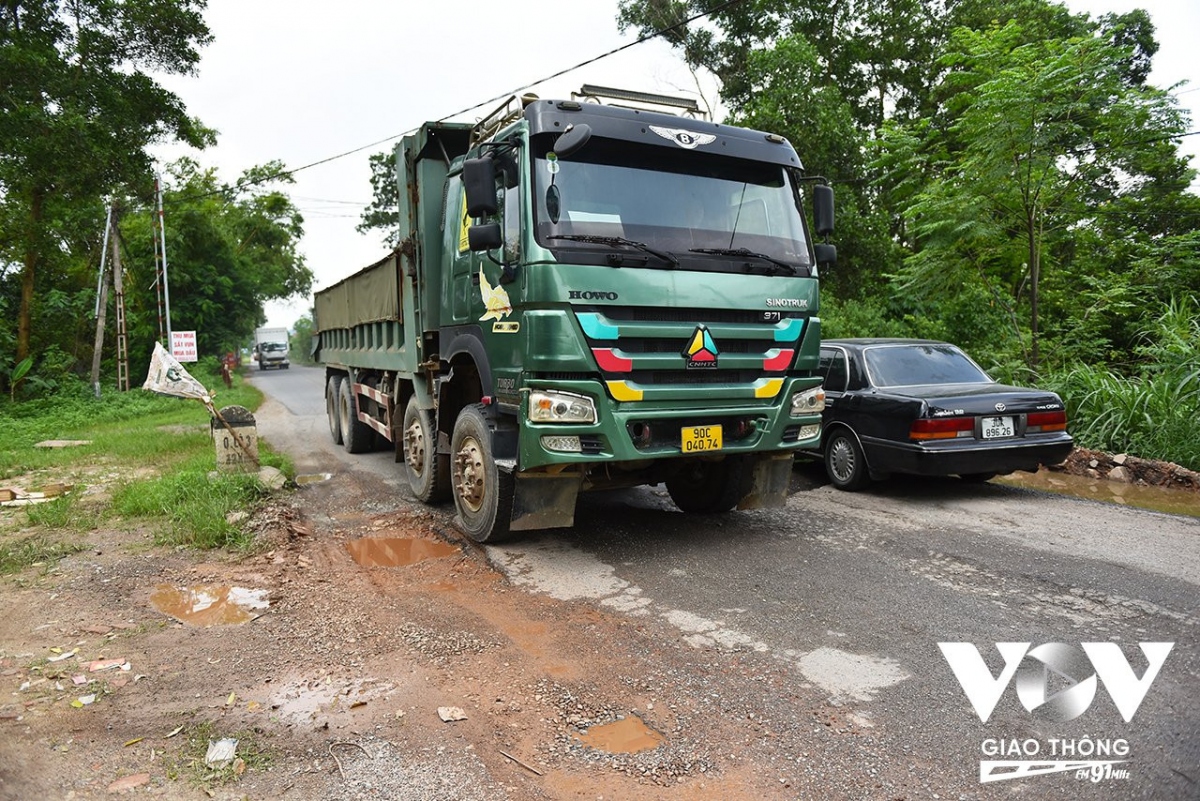 Sóc Sơn (Hà Nội): Tỉnh lộ 35, oằn mình cõng xe rác- Ảnh 6.