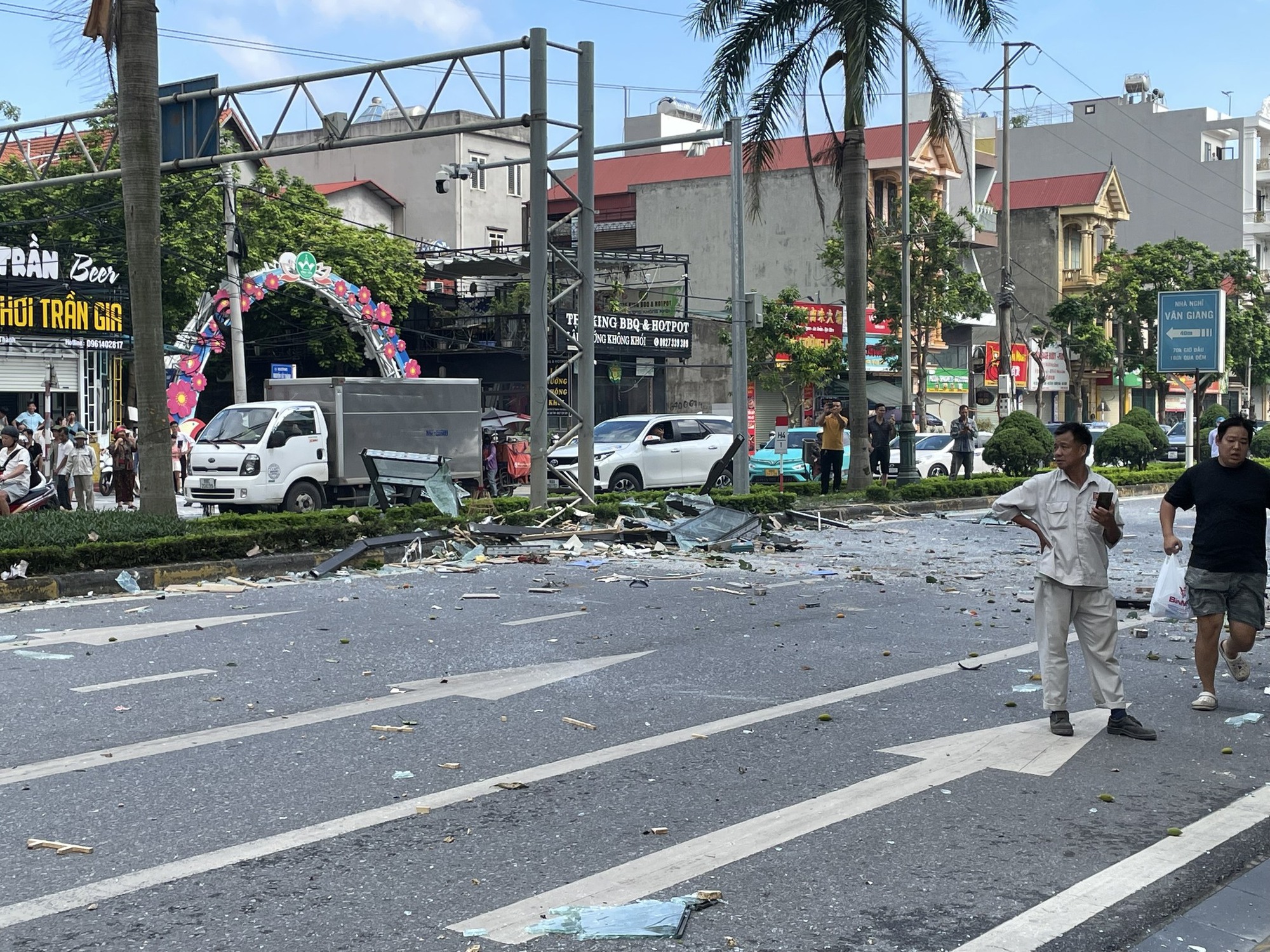 Hiện trường vụ nổ khí gas tại quán ăn sắp khai trương ở Vĩnh Phúc: Tiếng nổ gây rung chuyển mặt đất, nhiều người bị thương ngồi la liệt- Ảnh 2.