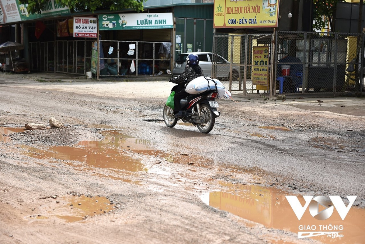 Sóc Sơn (Hà Nội): Tỉnh lộ 35, oằn mình cõng xe rác- Ảnh 20.