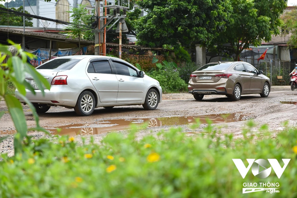 Sóc Sơn (Hà Nội): Tỉnh lộ 35, oằn mình cõng xe rác- Ảnh 16.