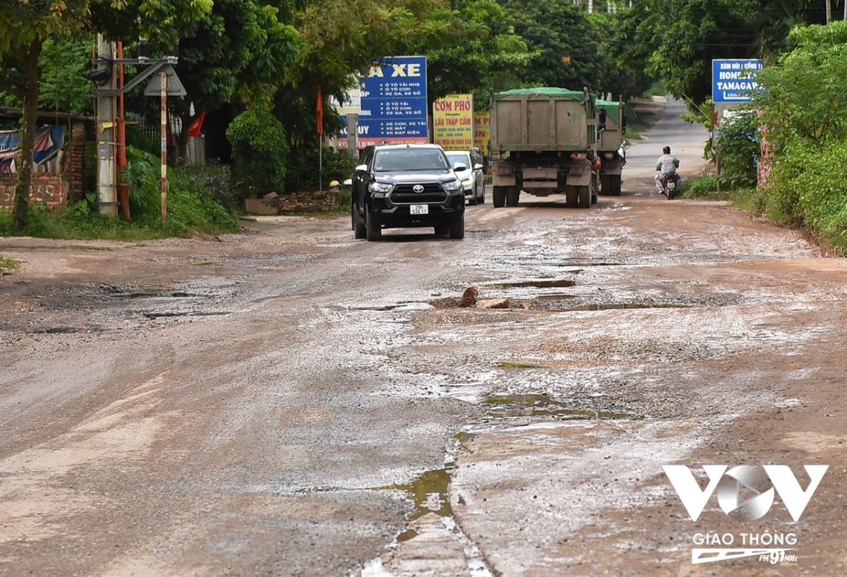 Sóc Sơn (Hà Nội): Tỉnh lộ 35, oằn mình cõng xe rác- Ảnh 7.