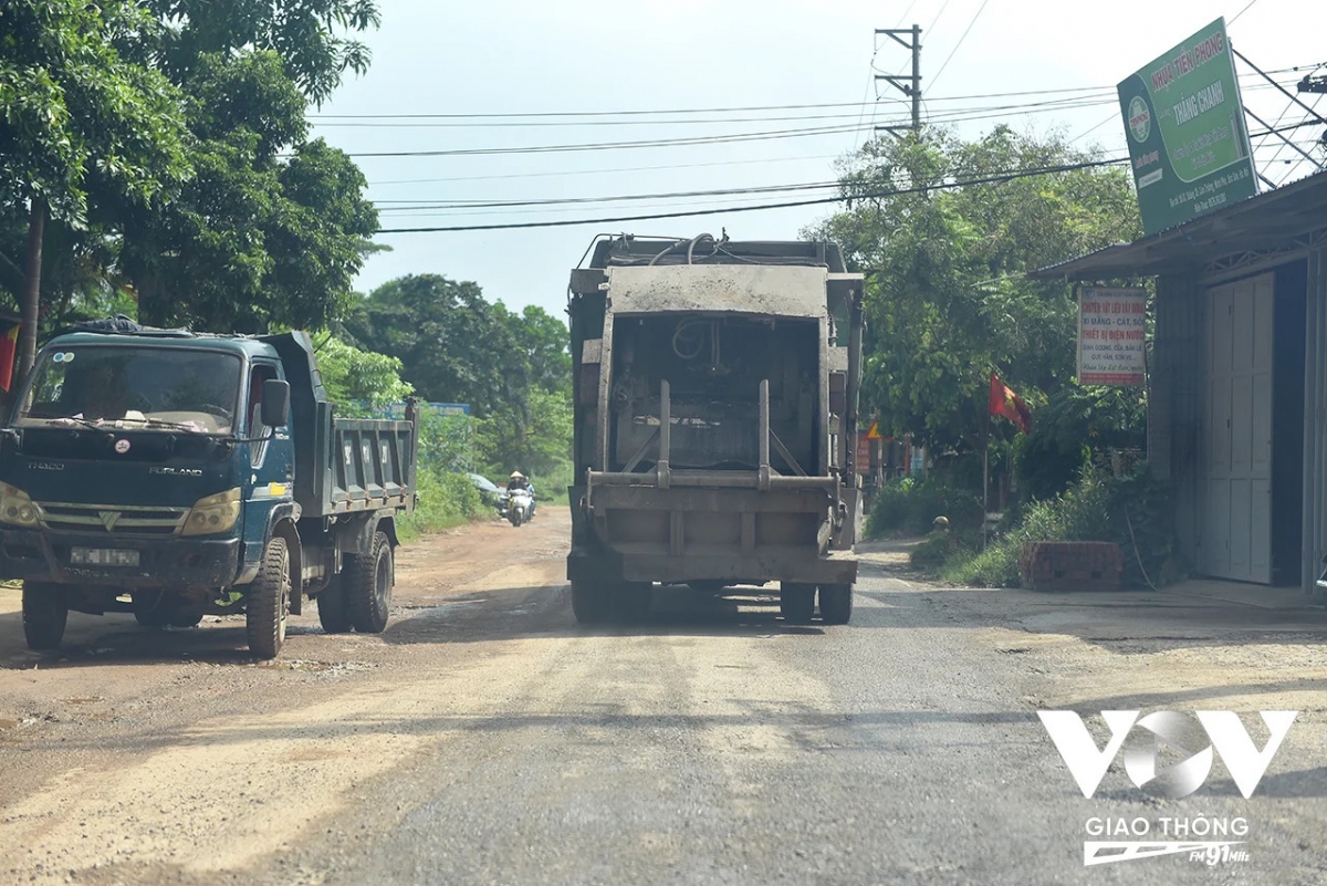 Sóc Sơn (Hà Nội): Tỉnh lộ 35, oằn mình cõng xe rác- Ảnh 10.