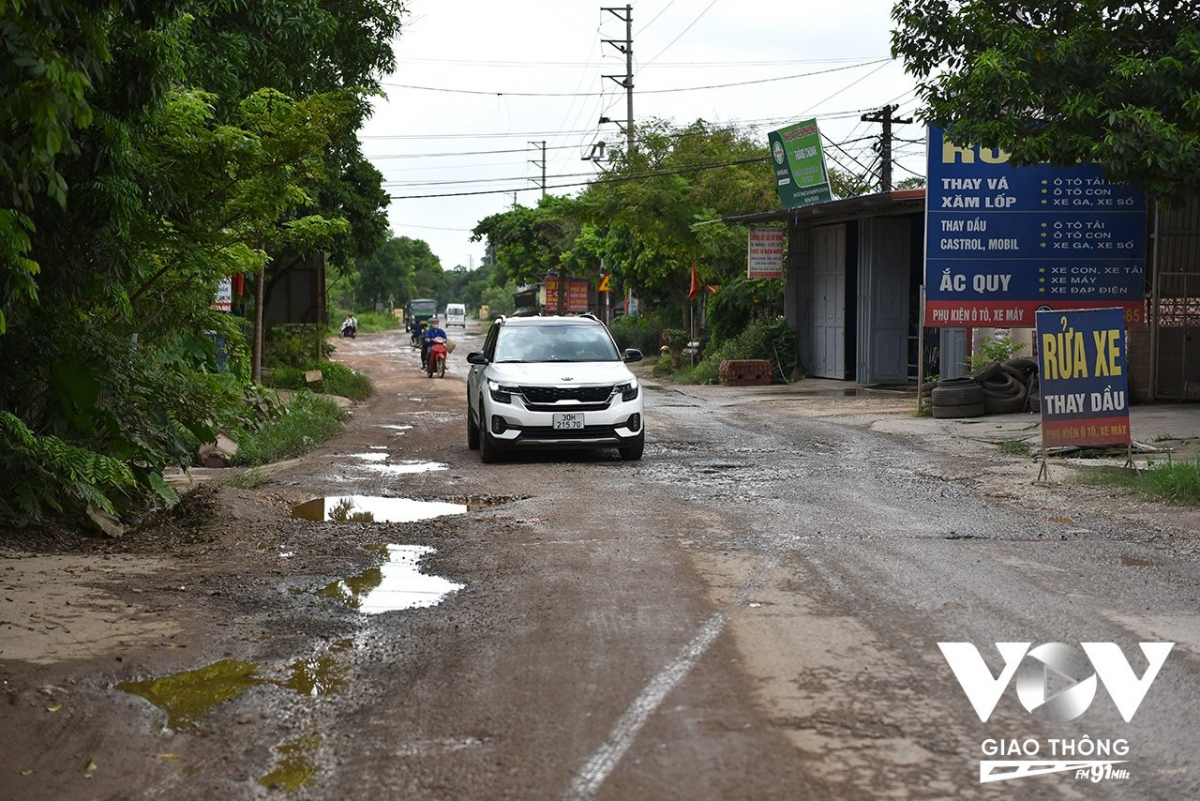 Sóc Sơn (Hà Nội): Tỉnh lộ 35, oằn mình cõng xe rác- Ảnh 9.