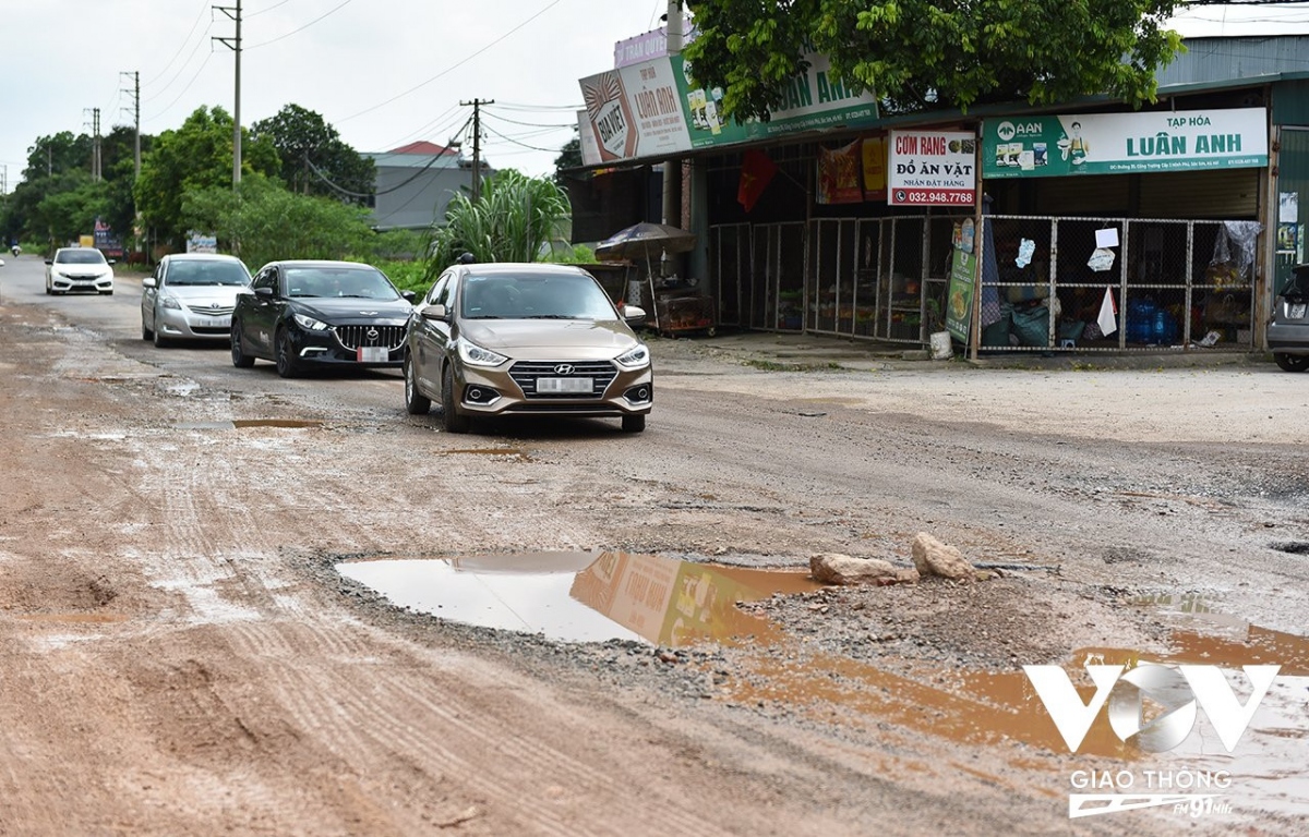 Sóc Sơn (Hà Nội): Tỉnh lộ 35, oằn mình cõng xe rác- Ảnh 13.