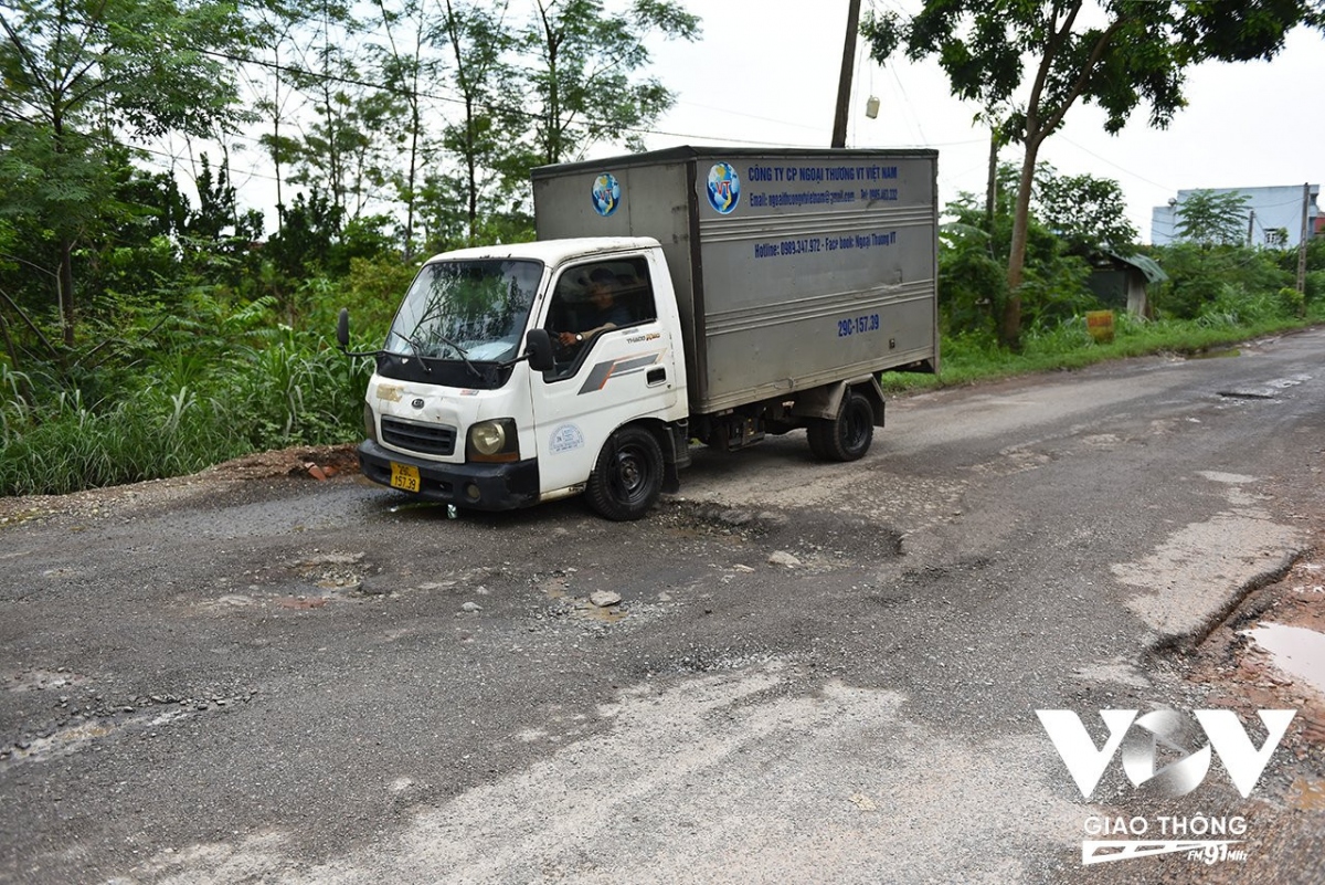 Sóc Sơn (Hà Nội): Tỉnh lộ 35, oằn mình cõng xe rác- Ảnh 5.