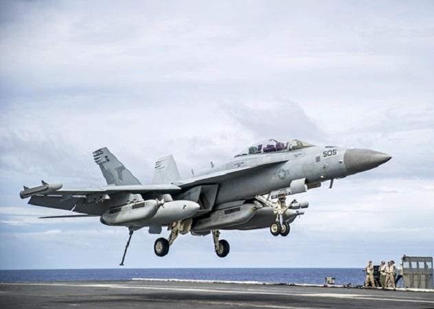 F-18 có động tác nguy hiểm với Su-30 - Ảnh 6.