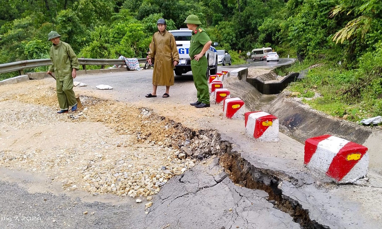 Hiện trường sụt lún tại Quốc lộ 16, các phương tiện bị cấm lưu thông- Ảnh 9.